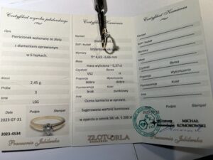 Pierscionek zareczynowy